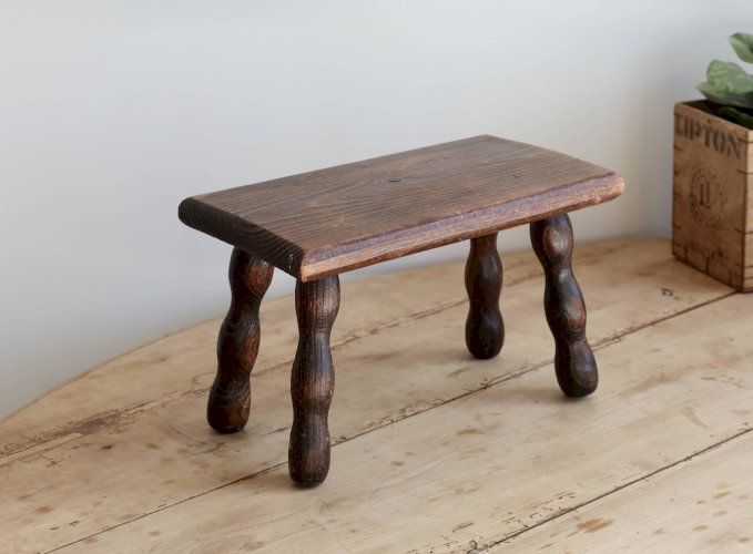 Tabouret vintage rectangulaire bois foncé et pieds tournés