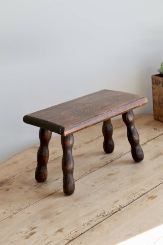 Tabouret vintage rectangulaire bois foncé et pieds tournés