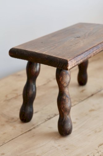 Tabouret vintage rectangulaire bois foncé et pieds tournés