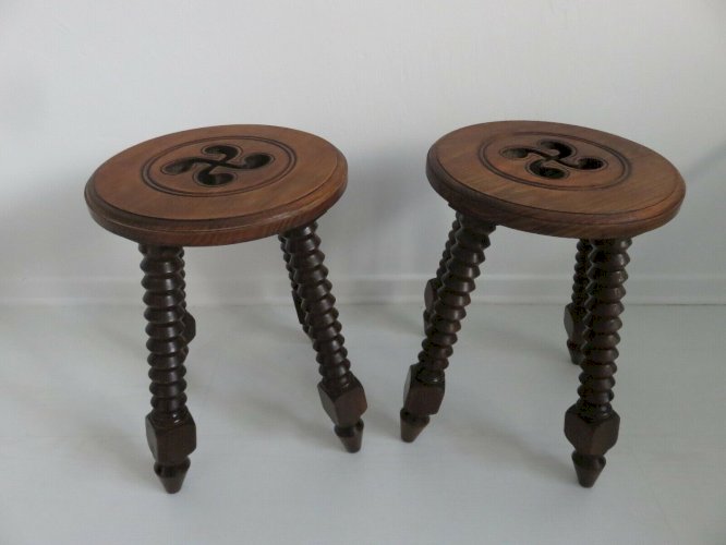 TABOURETS BASQUES LAUBURU EN CHENE MASSIF ANNEES 30 40