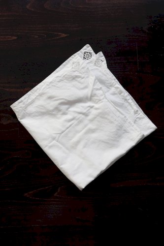 Taie d’oreiller ancienne en coton blanc - Broderies