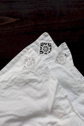 Taie d’oreiller ancienne en coton blanc - Broderies