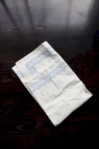 Taie d’oreiller vintage brodée fil bleu clair