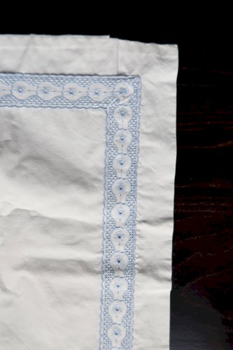 Taie d’oreiller vintage brodée fil bleu clair