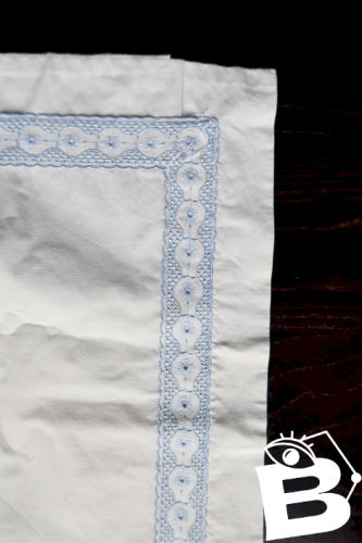 Taie d’oreiller vintage brodée fil bleu clair