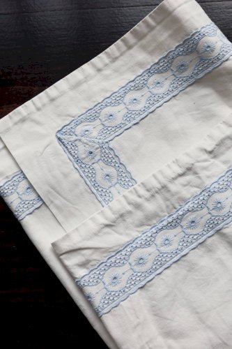 Taie d’oreiller vintage brodée fil bleu clair