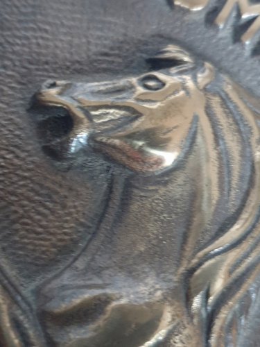 Tape de bouche du sous-marin nucléaire français L’Indomptable. 