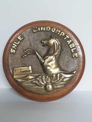 Tape de bouche du sous-marin nucléaire français L’Indomptable. 