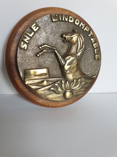 Tape de bouche du sous-marin nucléaire français L’Indomptable. 