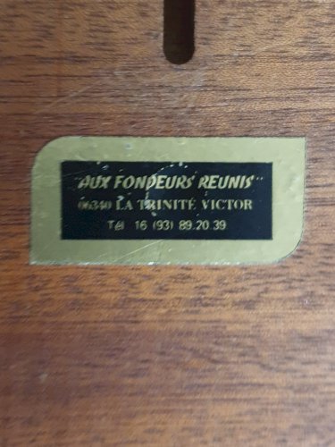 Tape de bouche du sous-marin nucléaire français L’Indomptable. 