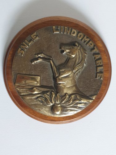 Tape de bouche du sous-marin nucléaire français L’Indomptable. 