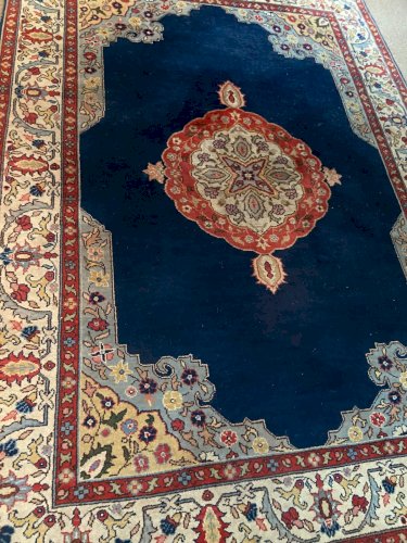 Tapis d'Orient laine noué à la main à médaillon central sur fond bleu nuit