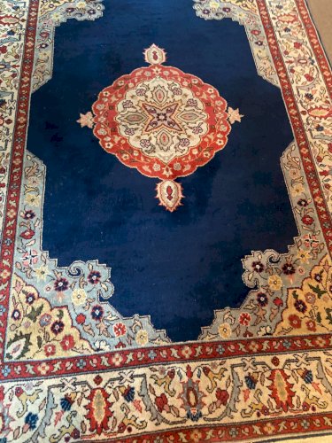 Tapis d'Orient laine noué à la main à médaillon central sur fond bleu nuit