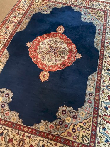 Tapis d'Orient laine noué à la main à médaillon central sur fond bleu nuit