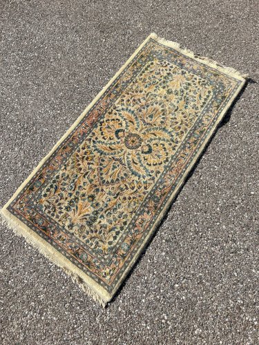 tapis persan 64cm par 133cm