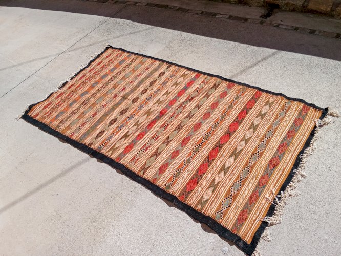 Tapis vintage tissé a la main 