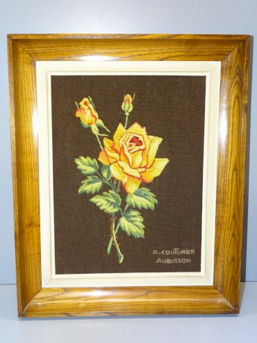 -TAPISSERIE AUBUSSON Signée A COUTURIER 1 ROSE et 2 BOUTONS CADRE BOIS EPAIS  D