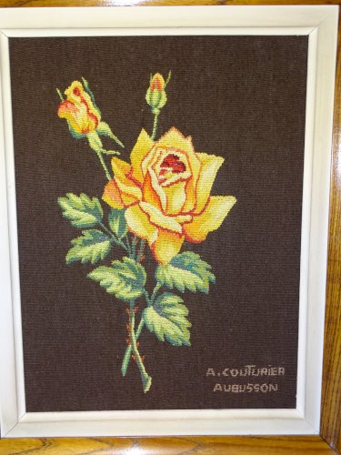 -TAPISSERIE AUBUSSON Signée A COUTURIER 1 ROSE et 2 BOUTONS CADRE BOIS EPAIS  D