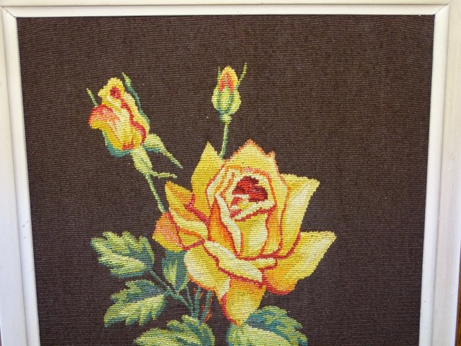 -TAPISSERIE AUBUSSON Signée A COUTURIER 1 ROSE et 2 BOUTONS CADRE BOIS EPAIS  D