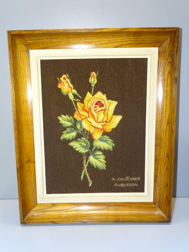 -TAPISSERIE AUBUSSON Signée A COUTURIER 1 ROSE et 2 BOUTONS CADRE BOIS EPAIS  D
