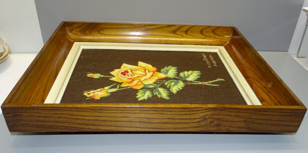 -TAPISSERIE AUBUSSON Signée A COUTURIER 1 ROSE et 2 BOUTONS CADRE BOIS EPAIS  D
