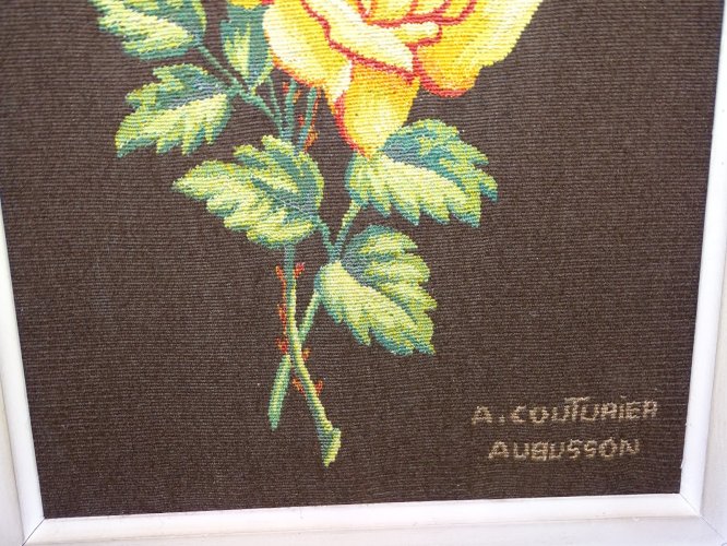 -TAPISSERIE AUBUSSON Signée A COUTURIER 1 ROSE et 2 BOUTONS CADRE BOIS EPAIS  D