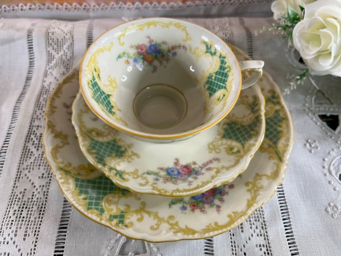 Tasse + 2 assiettes porcelaine Bavière décor fleuri vert or rococo vintage