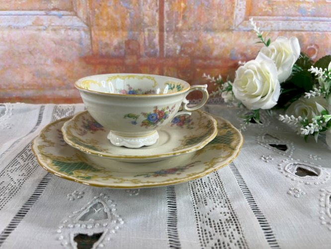 Tasse + 2 assiettes porcelaine Bavière décor fleuri vert or rococo vintage