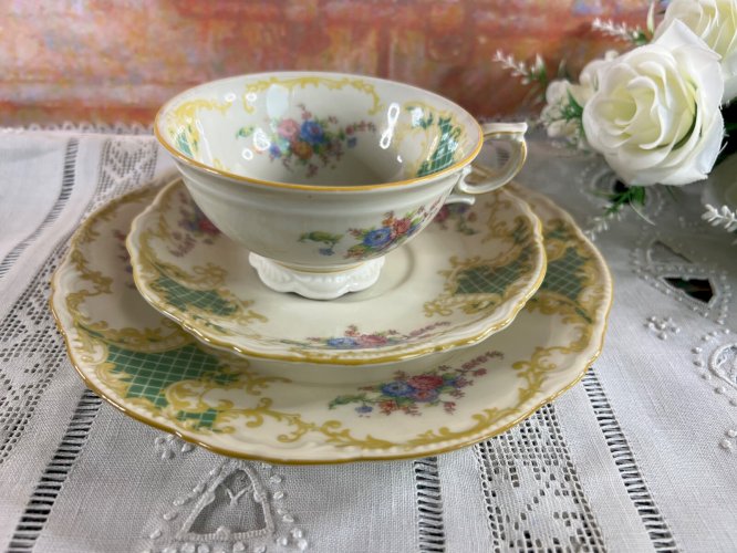 Tasse + 2 assiettes porcelaine Bavière décor fleuri vert or rococo vintage