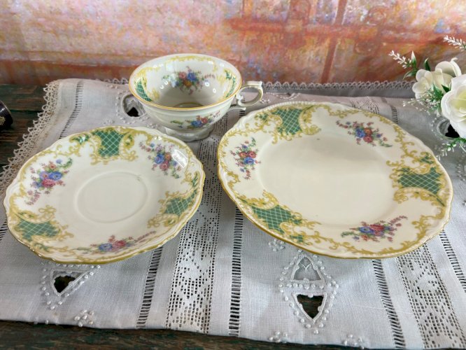 Tasse + 2 assiettes porcelaine Bavière décor fleuri vert or rococo vintage