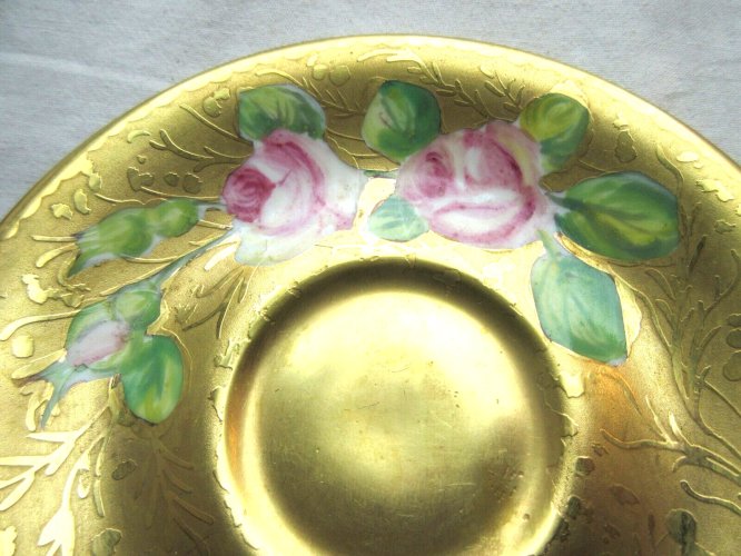 Tasse à café 1900 porcelaine de Limoges, dorure à l'agate: Roses et Violettes