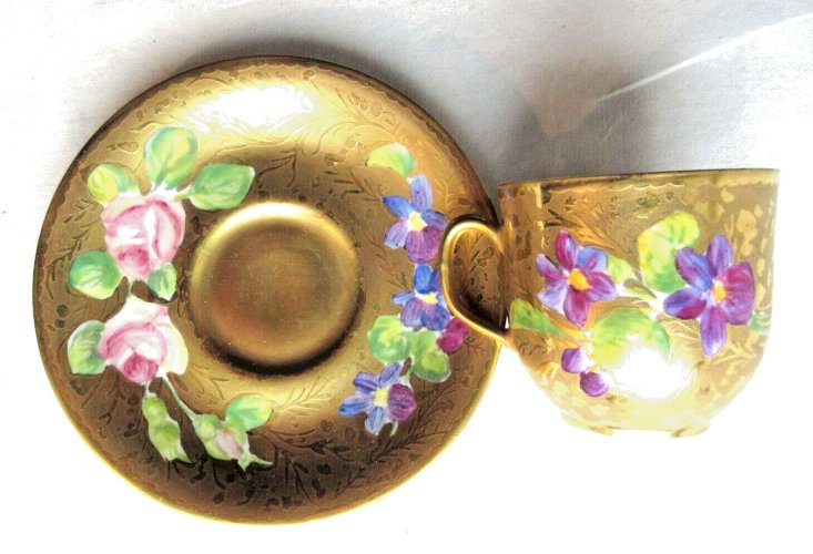 Tasse à café 1900 porcelaine de Limoges, dorure à l'agate: Roses et Violettes
