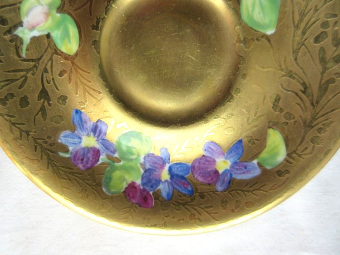 Tasse à café 1900 porcelaine de Limoges, dorure à l'agate: Roses et Violettes