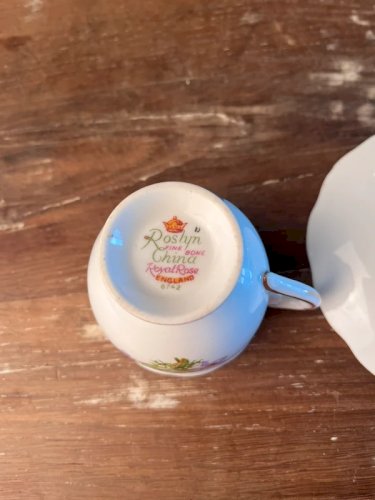 Tasse à café anglaise Roslyn China Royal Rose