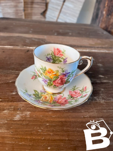 Tasse à café anglaise Roslyn China Royal Rose