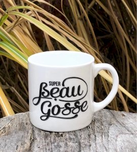 White coffee cup with the inscription Super Beau Gosse