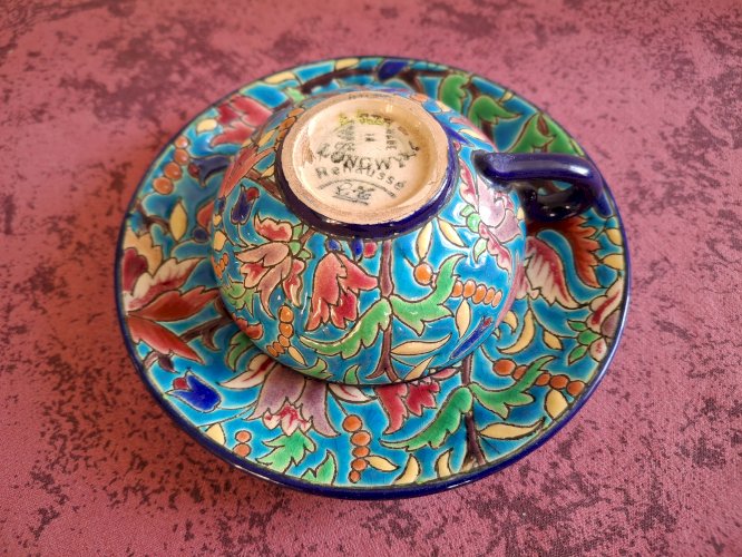 Tasse à café et sa soucoupe en émaux de Longwy