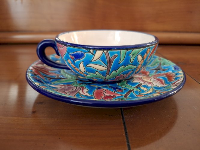 Tasse à café et sa soucoupe en émaux de Longwy