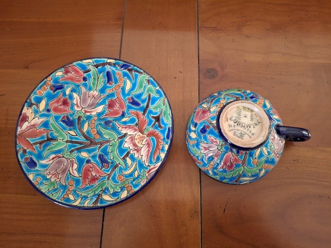 Tasse à café et sa soucoupe en émaux de Longwy