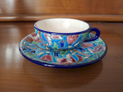 Tasse à café et soucoupe en émaux de Longwy