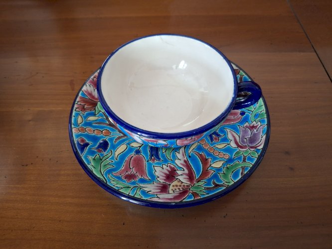 Tasse à café et soucoupe en émaux de Longwy