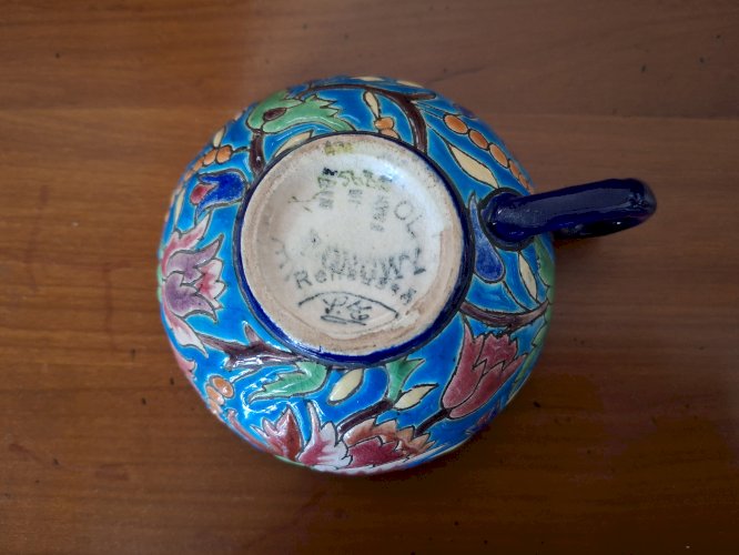 Tasse à café et soucoupe en émaux de Longwy