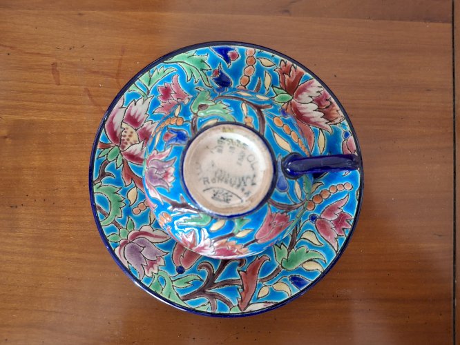 Tasse à café et soucoupe en émaux de Longwy