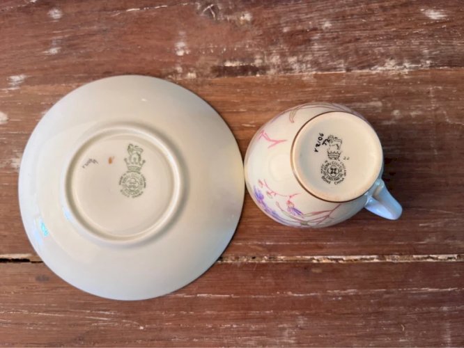 Tasse à café Royal Doulton en porcelaine anglaise