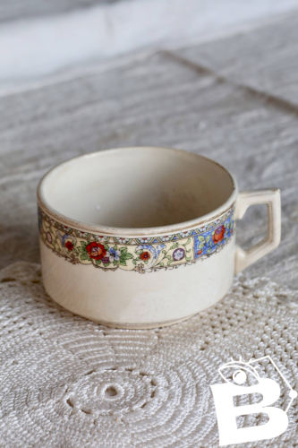 Tasse à chocolat ancienne en faïence ivoire - Décor frise polychrome