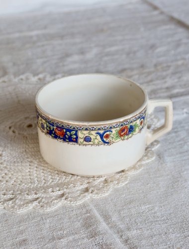 Tasse à chocolat ancienne en faïence ivoire - Décor frise polychrome