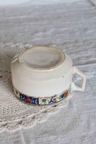 Tasse à chocolat ancienne en faïence ivoire - Décor frise polychrome