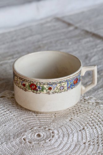 Tasse à chocolat ancienne en faïence ivoire - Décor frise polychrome