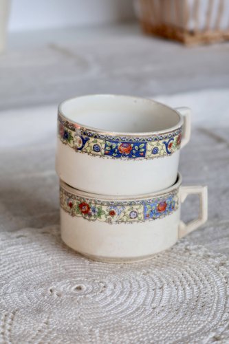 Tasse à chocolat ancienne en faïence ivoire - Décor frise polychrome