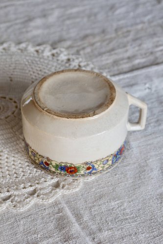 Tasse à chocolat ancienne en faïence ivoire - Décor frise polychrome